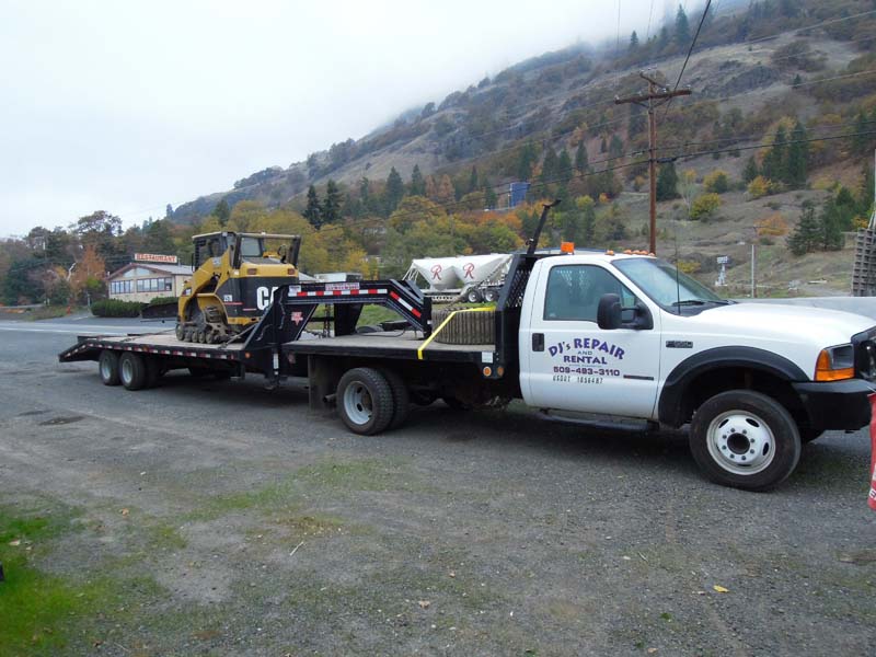 CAT 257B Broken Track On FIFTHWHEEL TRAUILER and haul truck